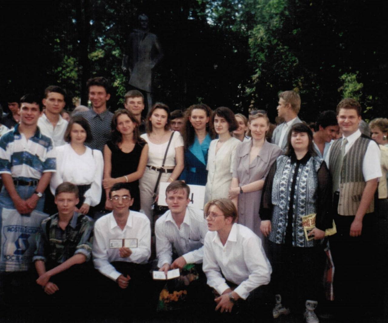 Первокурсники на торжественной линейке 1 сентября 1997 года